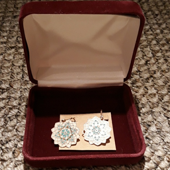 2 for $18☆ NWT ☆ Teal Flower Earrings - Picture 2 of 3